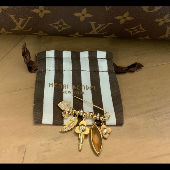 Henri BENDEL gold secret garden pin - Picture 8 of 8